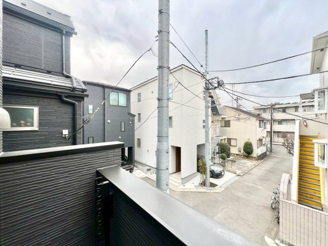 世田谷区南烏山1丁目 　新築戸建のバルコニー|バルコニーが西向きのため、陽の当たる時間が長く冬でも暖か！

現地ご見学希望・資料請求などお気軽にお問い合わせ下さい！
03-5990-5201