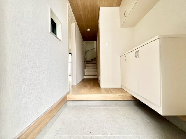 世田谷区南烏山1丁目 　新築戸建の玄関|玄関横にはシューズボックスがついているため、片付いた玄関がキープできます！

現地ご見学希望・資料請求などお気軽にお問い合わせ下さい！
03-5990-5201