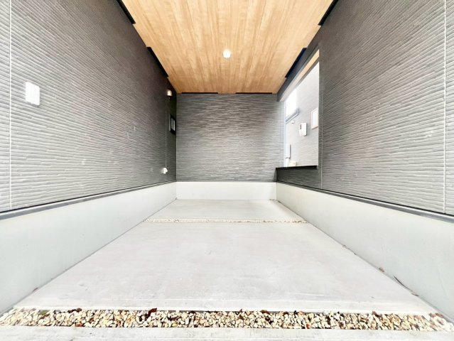 世田谷区南烏山1丁目 　新築戸建の駐車場|カースペースもしっかり確保。車での移動が欠かせないファミリーにも嬉しいプランです。

現地ご見学希望・資料請求などお気軽にお問い合わせ下さい！
03-5990-5201