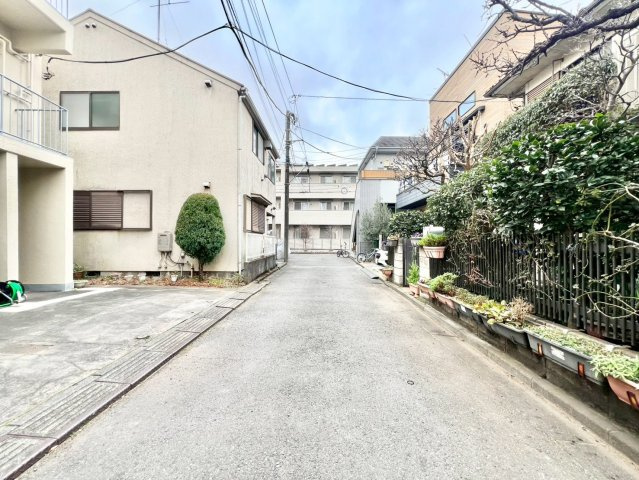 世田谷区南烏山1丁目 　新築戸建の前面道路含む現地写真|小学校や中学校、保育園等の教育施設が徒歩圏内に充実。

現地ご見学希望・資料請求などお気軽にお問い合わせ下さい！
03-5990-5201