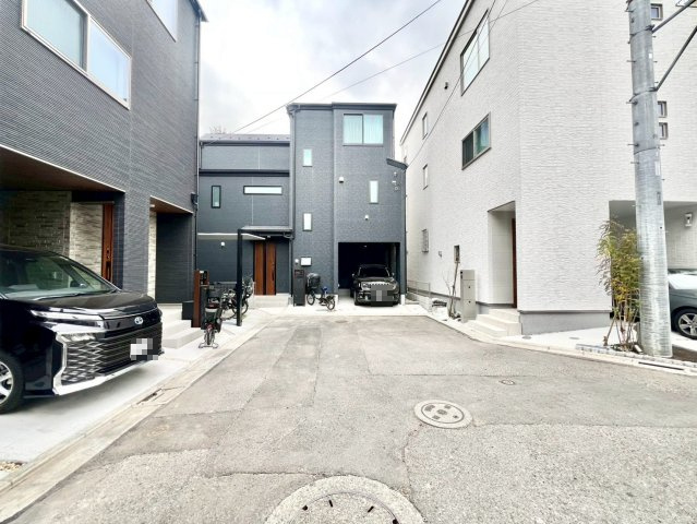 世田谷区南烏山1丁目 　新築戸建の前面道路含む現地写真|自然と触れ合いやすらぎを感じる事ができる、理想的な子育て環境。

現地ご見学希望・資料請求などお気軽にお問い合わせ下さい！
03-5990-5201