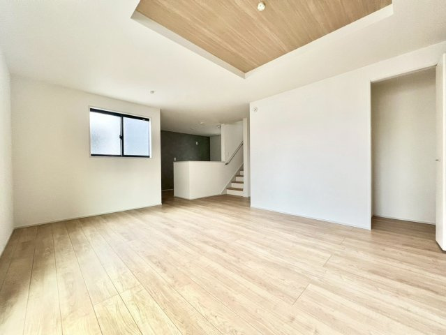 世田谷区南烏山1丁目 　新築戸建の居間・リビング|2階リビングは外からの視線が気にならない、寛ぎのプライベート空間！

現地ご見学希望・資料請求などお気軽にお問い合わせ下さい！
03-5990-5201