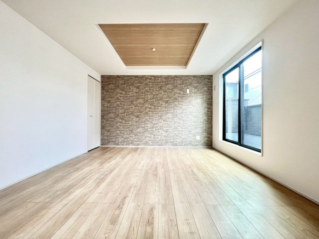 世田谷区南烏山1丁目 　新築戸建の居間・リビング|16帖の広いリビングはご家族が自然と集まる居心地の良い空間。

現地ご見学希望・資料請求などお気軽にお問い合わせ下さい！
03-5990-5201