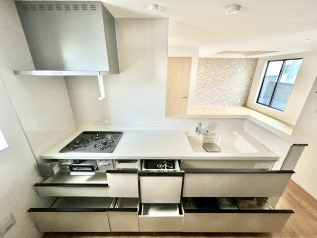 世田谷区南烏山1丁目 　新築戸建のキッチン|ビルトインタイプの食洗機付き！家事の時間と、手洗いに比べて使用水量も軽減します！

現地ご見学希望・資料請求などお気軽にお問い合わせ下さい！
03-5990-5201