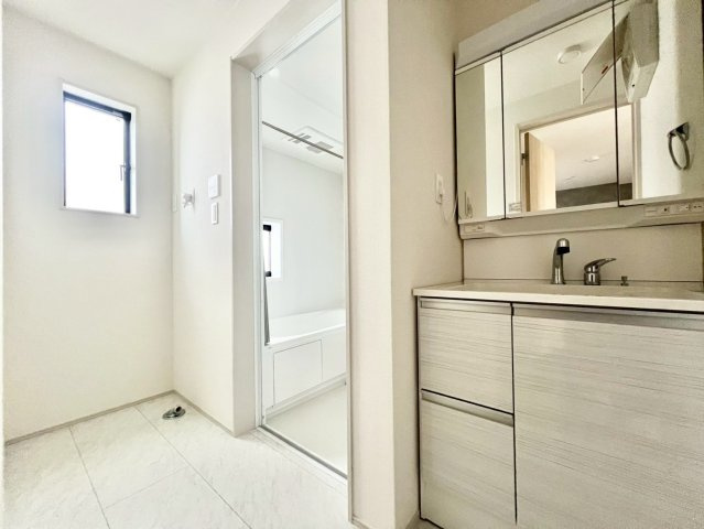 世田谷区南烏山1丁目 　新築戸建の独立洗面台|清潔感のあるプライベート空間は、身だしなみチェックやお肌のお手入れに最適です。

現地ご見学希望・資料請求などお気軽にお問い合わせ下さい！
03-5990-5201