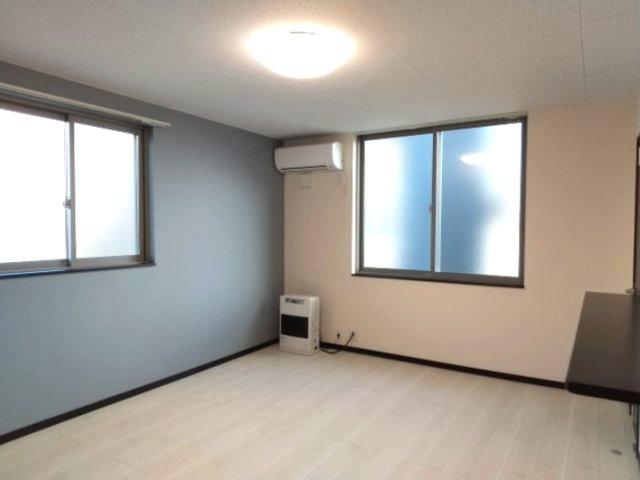 ブルジェオンBの居間・リビング