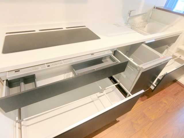 西蒲田スカイハイツのキッチン|3口IHヒーター食洗器付きの広々システムキッチン