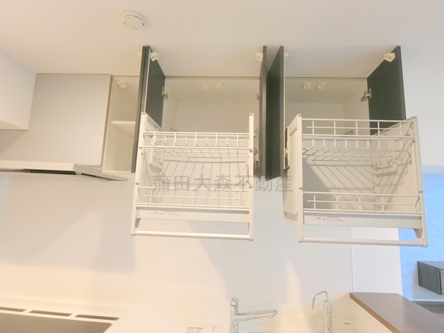 西蒲田スカイハイツのキッチン|昇降式食器棚