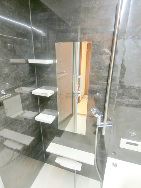 西蒲田スカイハイツの浴室|大きな鏡