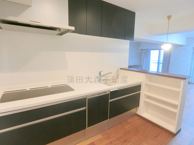 西蒲田スカイハイツのキッチン|3口IHヒーター食洗器付きの広々システムキッチン