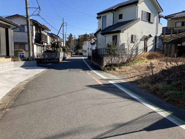 鴻巣市緑町　売地の前面道路含む現地写真