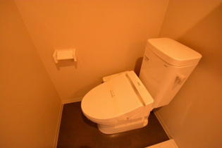 温水洗浄便座機能付きのトイレです♪