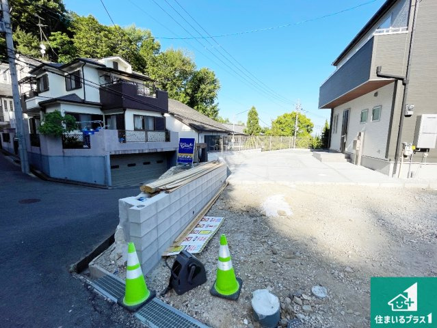 高槻市大和　新築一戸建ての前面道路含む現地写真|周辺は閑静な住宅街！前面道路広々で車の出し入れも便利です。駐車が苦手な方でも安心して車庫入れできます！