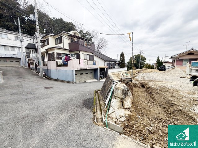 高槻市大和　新築一戸建ての前面道路含む現地写真|周辺は落ち着いた街並みの住宅地！子育てがしやすい住環境です！まだ未完成ですが、現地でしかわからない事もございます。是非一度ご覧ください。