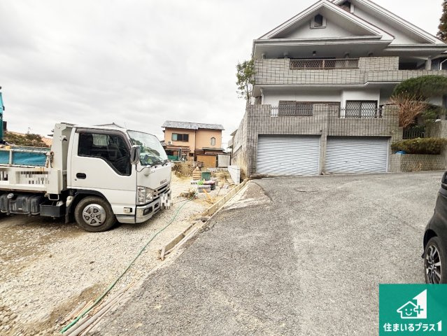 高槻市大和　新築一戸建ての前面道路含む現地写真|周辺は落ち着いた街並みの住宅地！子育てがしやすい住環境です！まだ未完成ですが、現地でしかわからない事もございます。是非一度ご覧ください。
