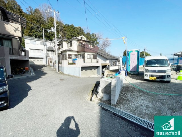 高槻市大和　新築一戸建ての前面道路含む現地写真|周辺は落ち着いた街並みの住宅地！子育てがしやすい住環境です！まだ未完成ですが、現地でしかわからない事もございます。是非一度ご覧ください。