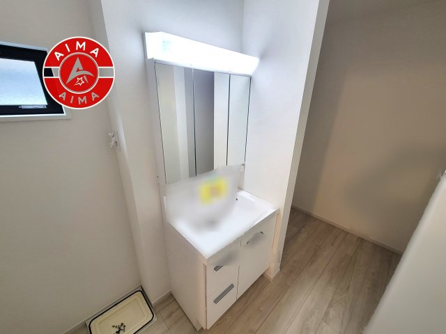 福岡市早良区重留１丁目第5-４棟（１号棟）の内観：施工例|毎日使うものだから清潔な空間を保ちたい水回り。洗面にはそんな願いを解消させてくれる収納アイデアが満載です。三面鏡の裏側にはキャビネットが現れ小物から背の高い物まで収納できます。