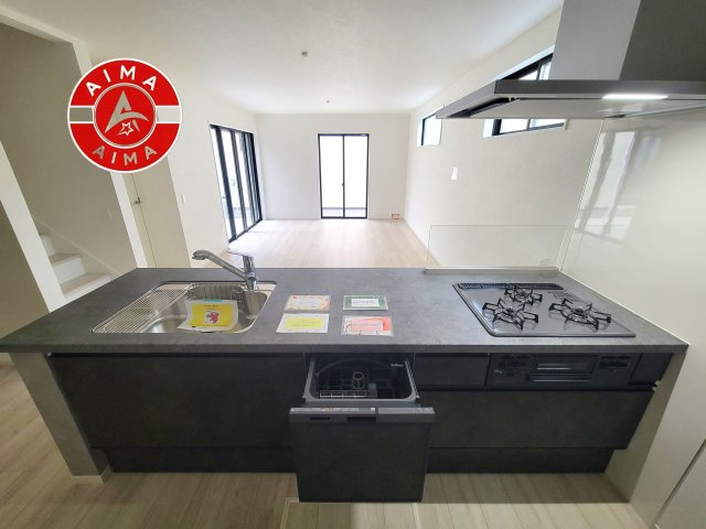 福岡市早良区重留１丁目第5-４棟（１号棟）の内観：施工例|ご家族を近くに感じられる対面キッチンのLDK。会話もはずみそうですね。