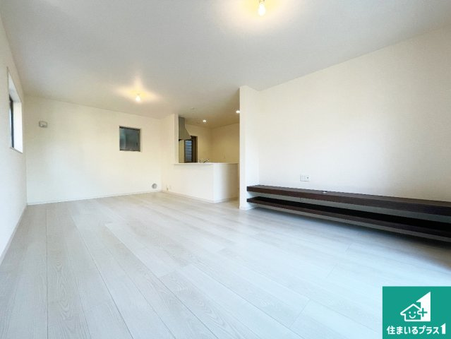 高槻市大和　新築一戸建ての居間・リビング|明るいリビングで朝の目覚めもスッキリできそう！対面キッチンでご家族のコミュニケーションも自然と増える設計！小さなお子様が遊ぶスペースを作っても広々とくつろげるLDK！