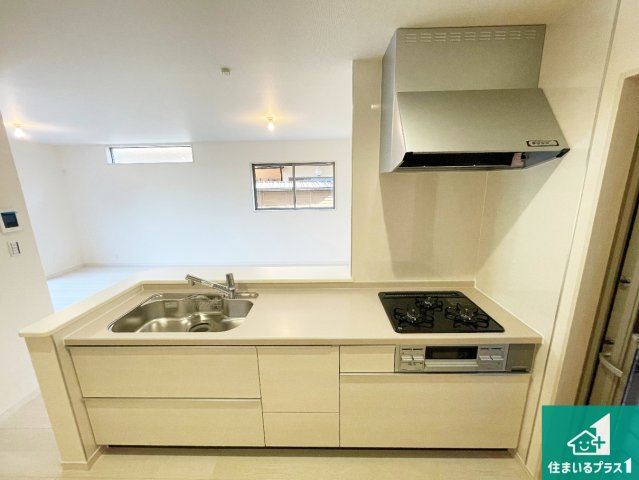 高槻市大和　新築一戸建てのキッチン|リビングと統一感があり、使い勝手のいいキッチン。広々としているので、二人並んで作業が出来ちゃいます。お子様と一緒に色々なお料理に挑戦できるスペースがあります。