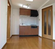 【居間・リビング】 | ペリグリンアパートメント | こちらの居間で趣味の時間をお楽しみください