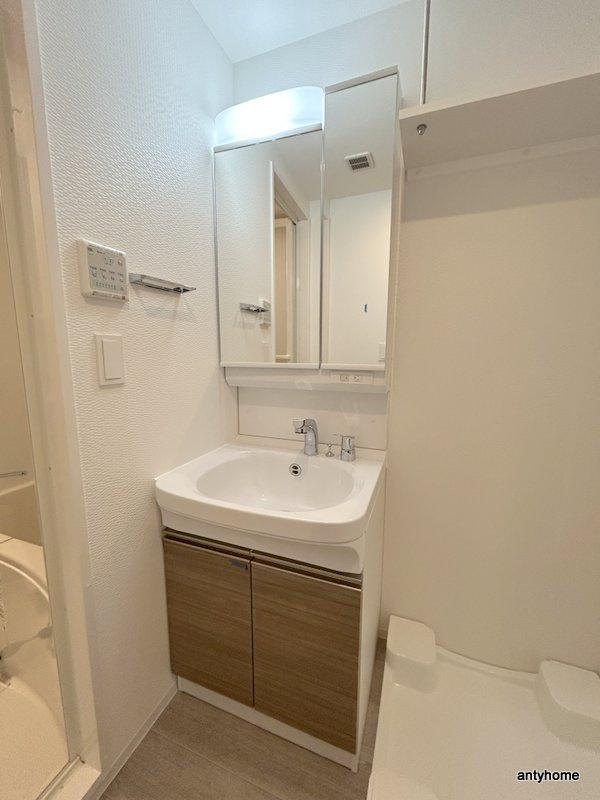 ファーストフィオーレ江坂ラディール　仲介手数料無料の洗面所