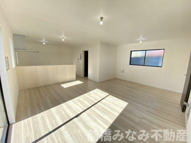 前橋市前箱田町1期　１号棟(全２棟)　アーバンスタイル　新築建売分譲の居間・リビング|こちらの居間で趣味の時間をお楽しみください