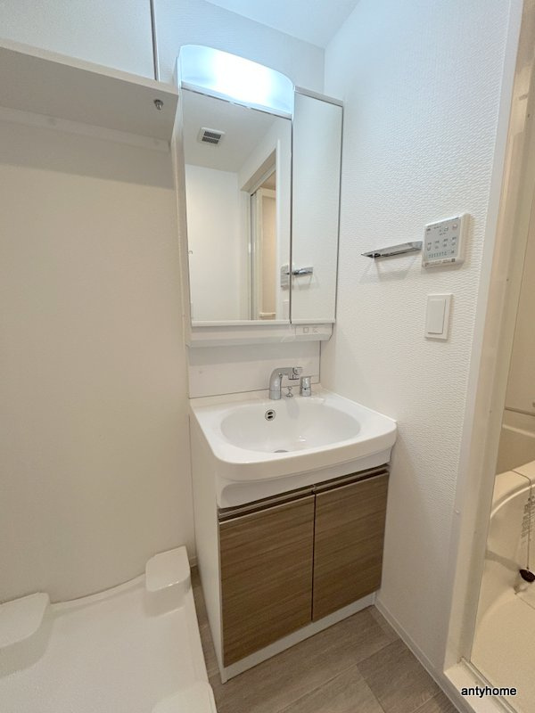 ファーストフィオーレ江坂ラディール　仲介手数料無料の洗面所