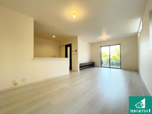 高槻市大和　新築一戸建ての居間・リビング|日当たり良好の明るいリビングで朝の目覚めもスッキリできそう！対面キッチンでご家族のコミュニケーションも自然と増える設計！小さなお子様が遊ぶスペースを作っても広々とくつろげるLDK！
