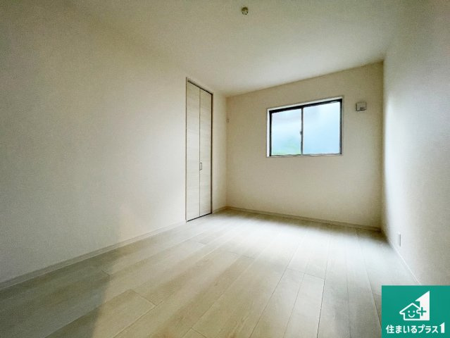 高槻市大和　新築一戸建ての洋室|シンプルな洋室は、自分好みのインテリアが楽しめます♪ご家族とインテリアや家具を選びに行くのは新築購入時の醍醐味の一つです。ぜひお楽しみください♪
