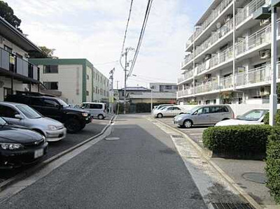 【周辺】 | 戸坂千足パークマンション | 前面道路含む外観
