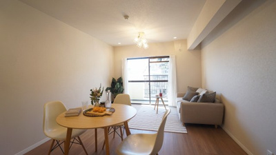 【居間・リビング】 | 古江西町パークマンション | １４．４帖のＬＤＫ
陽ざしが明るいリラックス空間