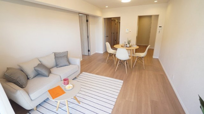 【居間・リビング】 | 古江西町パークマンション | １４．４帖のＬＤＫ
陽ざしが明るいリラックス空間