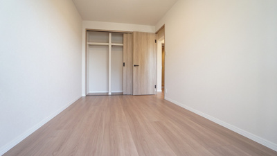 【洋室】 | 古江西町パークマンション | ５．５帖の洋室
ワイドバルコニーつながり