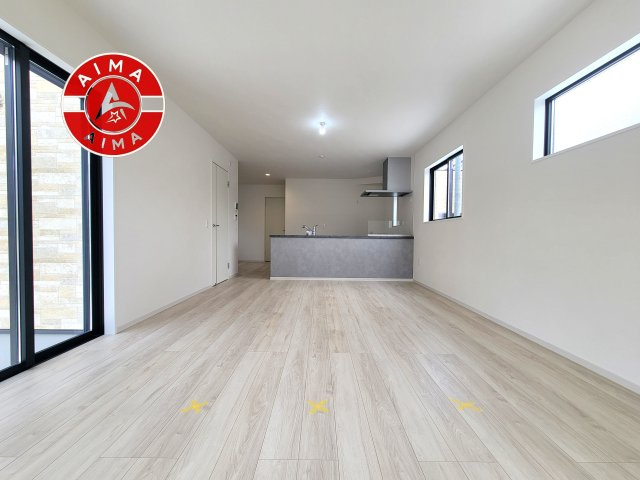 福岡市早良区重留１丁目第5-４棟（4号棟）の居間・リビング|キッチンからリビングをしっかり確認できます。家族の笑顔があふれる空間になりそうですね。※家具はCGを合成したものです。