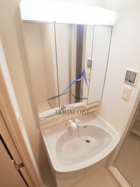 ラグジュアリーアパートメント目黒東山の洗面所|独立洗面台です。