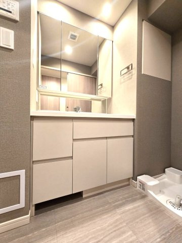クリオラベルヴィ呉服町の独立洗面台|個人的に、リフォームするならこだわりたいランキング第1位！！洗面です。収納豊富な3面鏡は朝の強い味方です☆