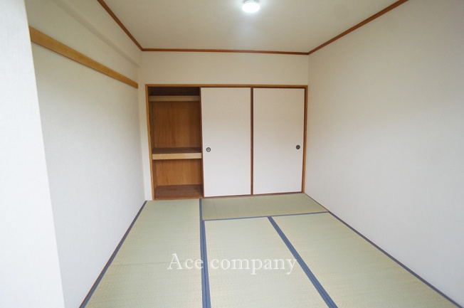 【寝室】 | 小阪パークハイツ弐号棟 | 【和室6帖】畳表替え、襖貼替え済み☆押し入れ完備です♪