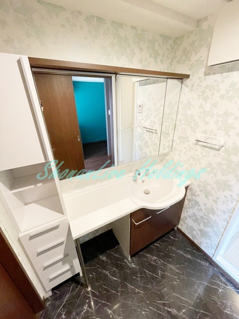 横浜市戸塚区矢部町の賃貸マンションの洗面所|明るい洗面所です