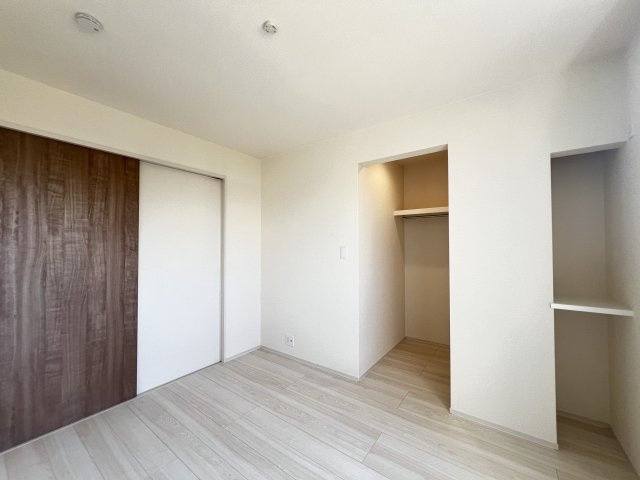 桜井市大福　全４棟|明るい洋室です　WIC付き