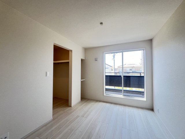 桜井市大福　全４棟の洋室|明るい洋室です　WIC付き