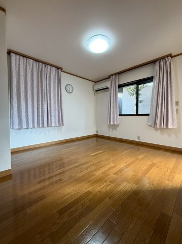 上田東町　戸建の洋室