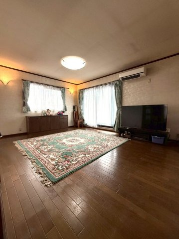 上田東町　戸建の居間・リビング