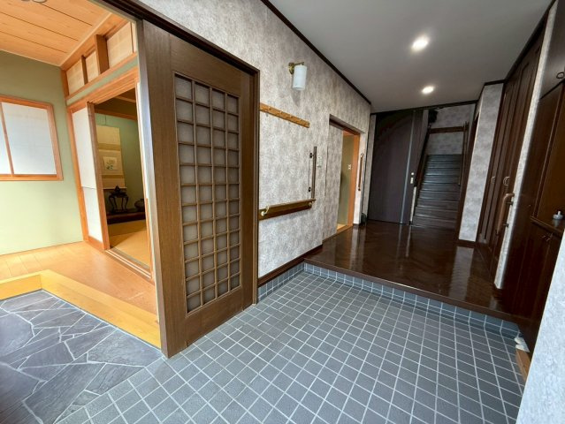 上田東町　戸建の玄関