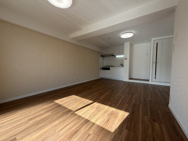 【居間・リビング】 | セザール小平 | 約13.2帖のLDKです。使い勝手の良い壁付けキッチンです(^^♪