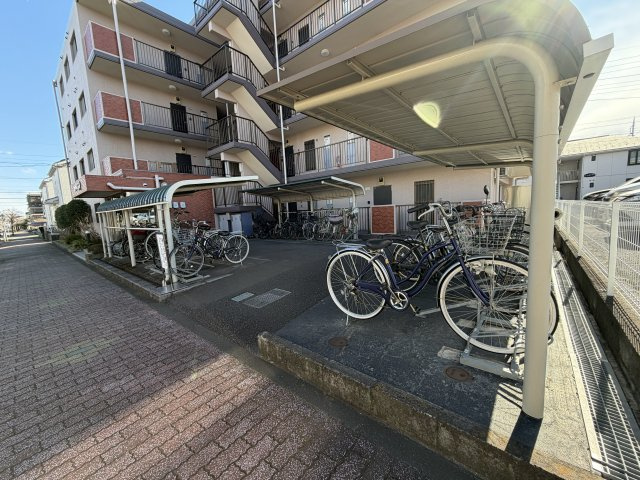 【設備】 | セザール小平 | 屋根付きの自転車置き場です。
