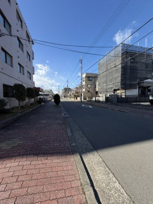 【その他】 | セザール小平 | 前面道路を含む写真です。歩道もある交通量の少ない道路です。