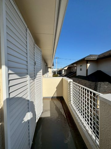 所沢市中富南4丁目中古戸建のバルコニー|日中の長い時間、日が差し込む南面バルコニー。洗濯物がカラッと乾きます。
