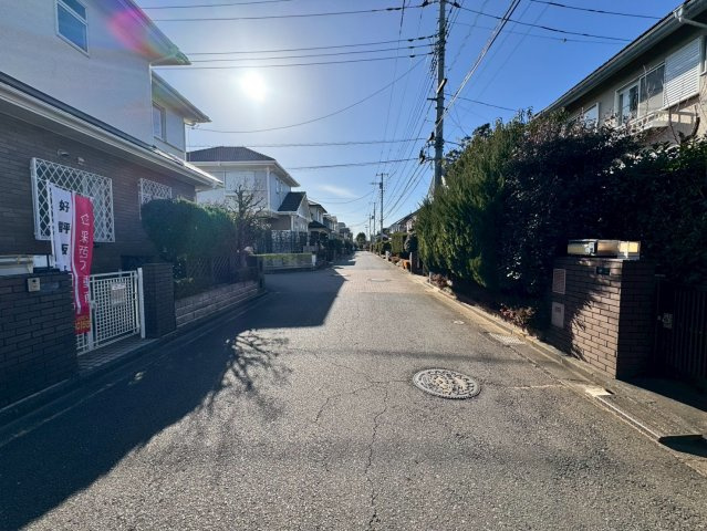 所沢市中富南4丁目中古戸建の前面道路含む現地写真|角地で開放感があります♪