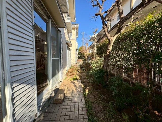 所沢市中富南4丁目中古戸建の庭|ちょっとした庭でも、外からの視線が気になりにくくプライベートに使えるのが魅力！椅子をだしてくつろいだり、季節の植物を育てたりと楽しみがひろがります！
